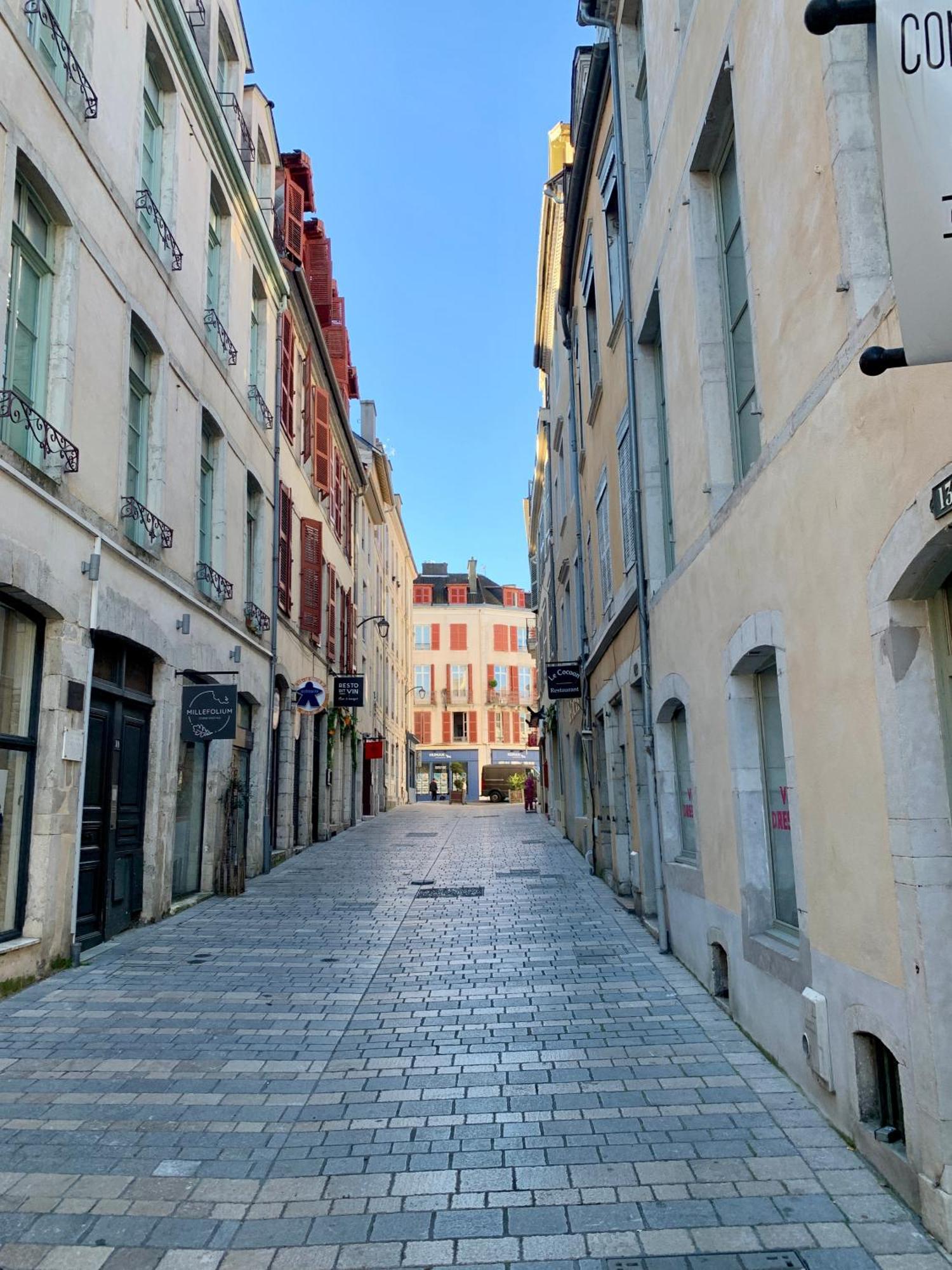 Apartment Wonderhost, Superbes Volumes Et Charme De L'ancien Pau